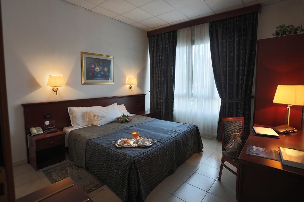 Hotel Leonardo Brescia Esterno foto